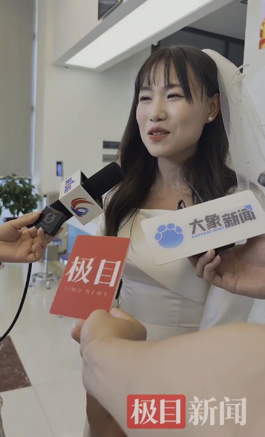 龙麻子女友穿礼服砍卤鹅 救火骑士喜结良缘