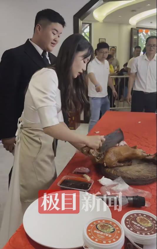 神牛资讯 龙麻子女友穿礼服砍卤鹅 救火骑士喜结良缘
