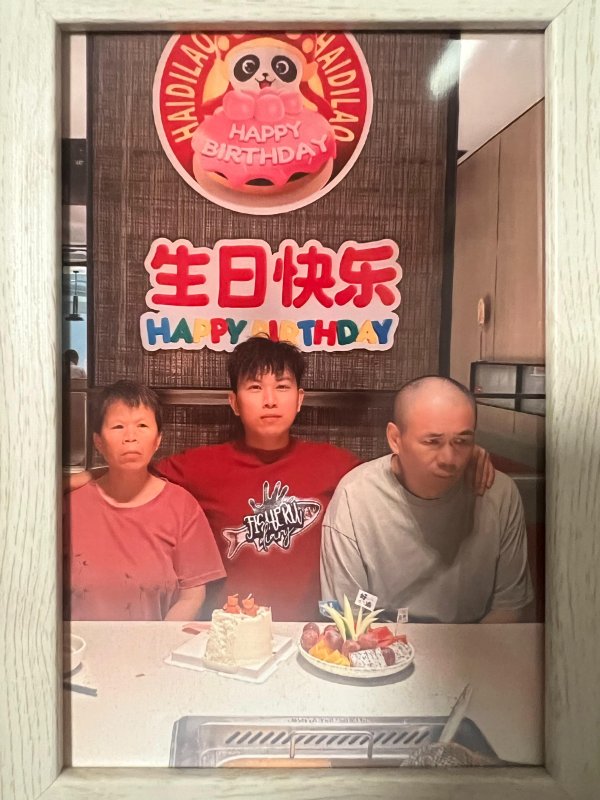 98策略 沪漂小伙带残障父母海底捞庆生，当众分享“父母身残志坚故事”，邻桌被感动默默帮买单